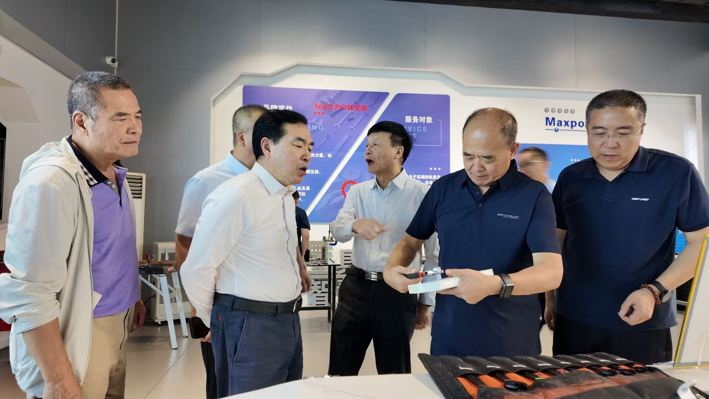 中國五金交電化工商業(yè)協(xié)會(huì)調(diào)研文登威力工具集團(tuán) 盛贊其行業(yè)標(biāo)桿作用(圖2) 22.jpg